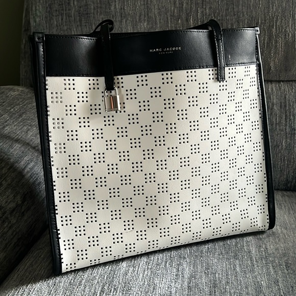 Marc Jacobs Handbags - 👜 Marc Jacob’s shoulder bag 👜